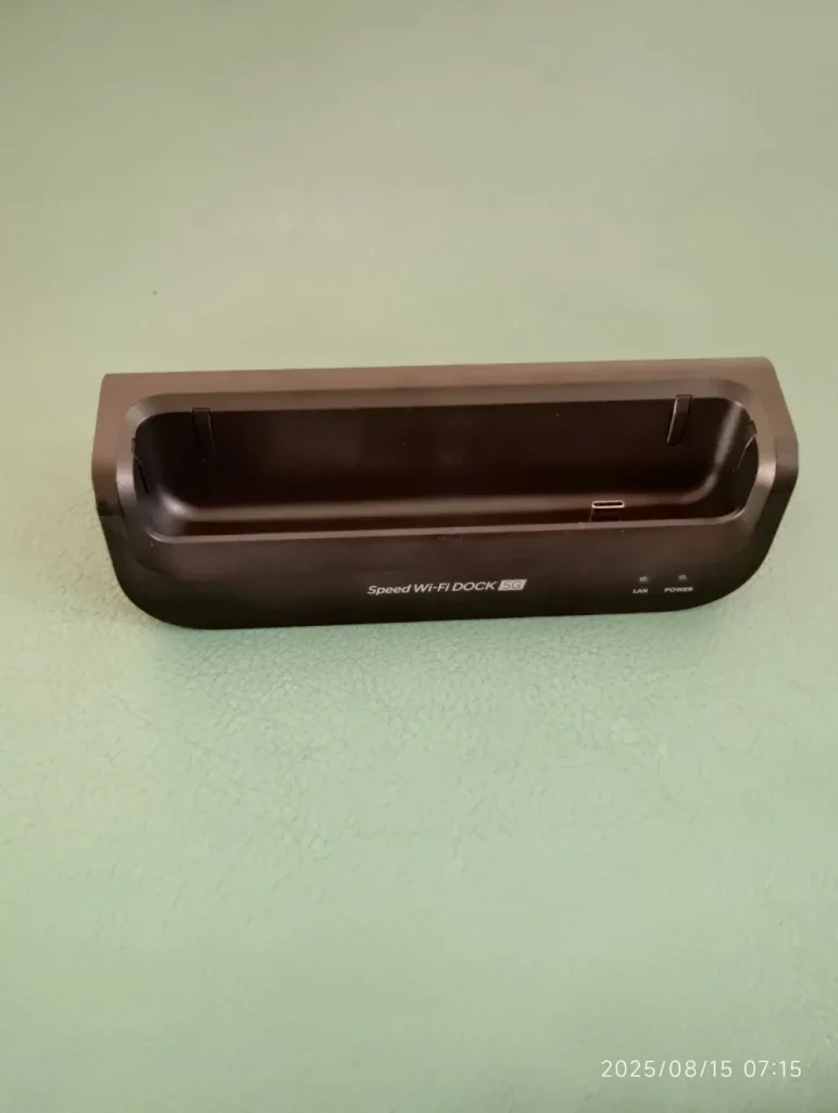 Speed Wi-Fi DOCK 5G 01 のドック本体/側面